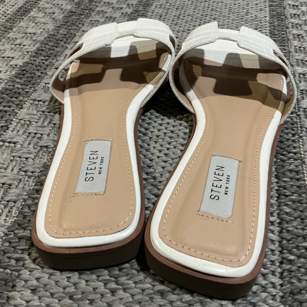 White sandals from the brand Steven New York at women’s size 8 1/2. - Picture 2 of 3